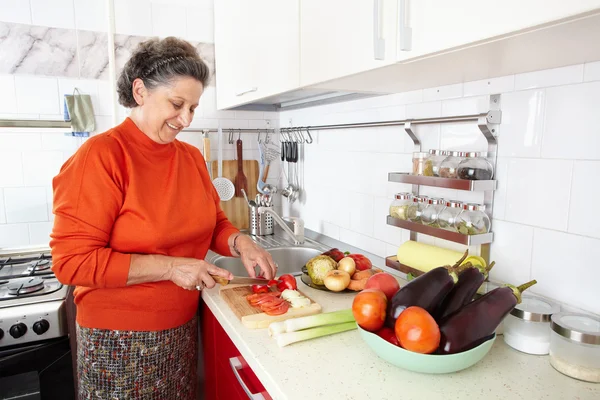 Старша жінка на кухні — стокове фото