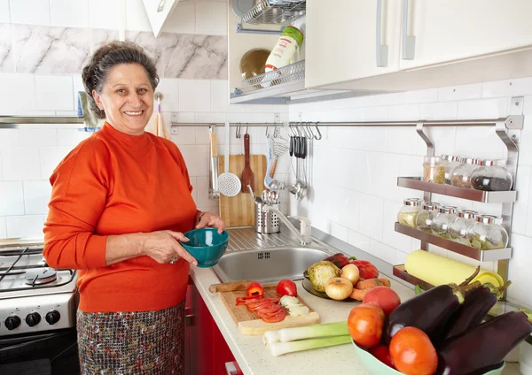 Idős nő a konyhában — Stock Fotó