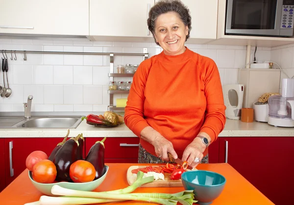Starší žena v kuchyni — Stock fotografie