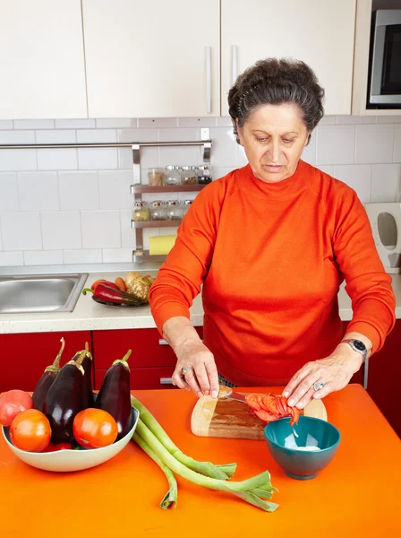 Starší žena v kuchyni — Stock fotografie