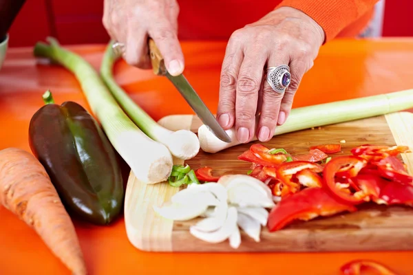 Starszy kobieta ręce krojenie warzyw — Zdjęcie stockowe