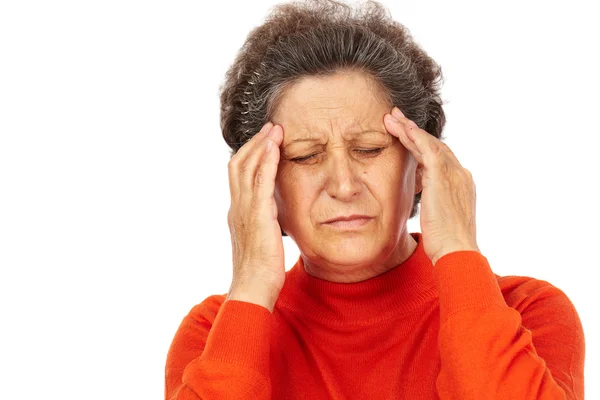 Baş ağrısı ile üst düzey kadın — Stok fotoğraf