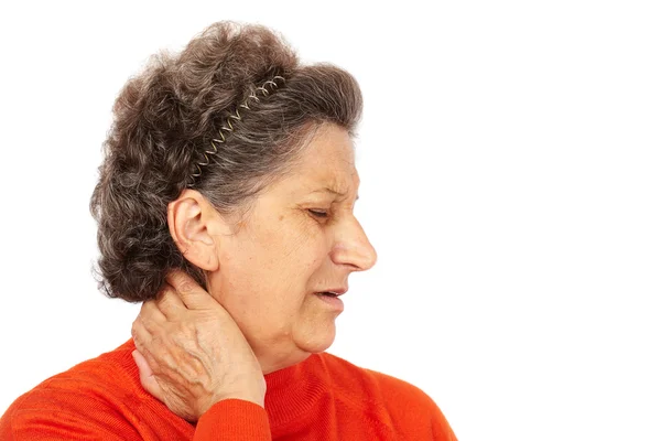 Старшая женщина с болью в шее — стоковое фото