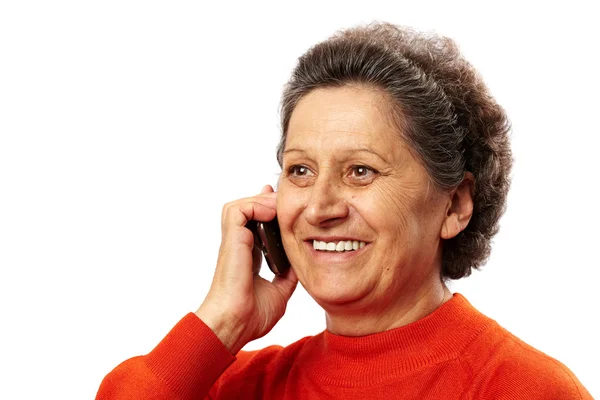 Счастливая пожилая женщина говорит по мобильному телефону — стоковое фото