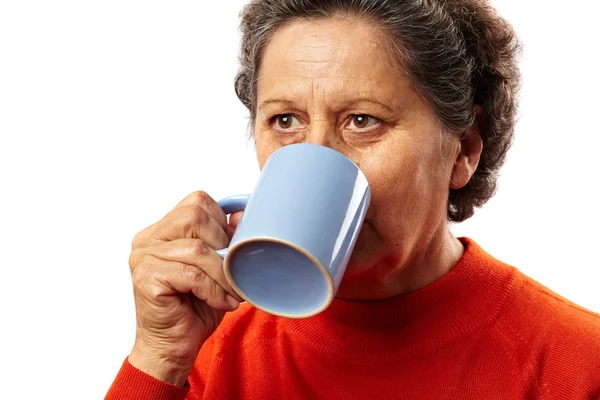 Ηλικιωμένη γυναίκα που πίνει νερό από ένα φλιτζάνι — Φωτογραφία Αρχείου