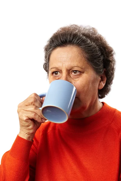 Vieille femme buvant dans une tasse — Photo