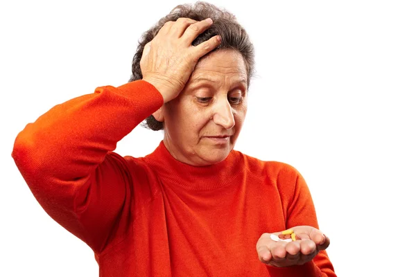 Senior vrouw met te veel pillen — Stockfoto