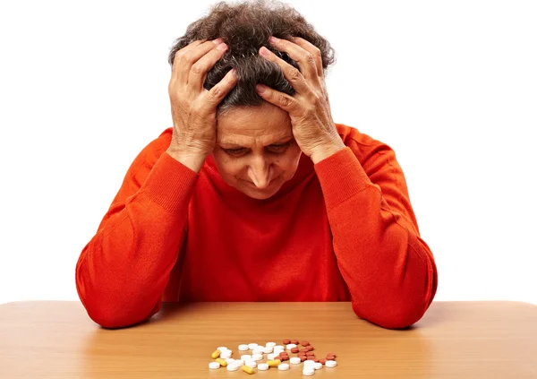 Mulher sênior com muitos comprimidos — Fotografia de Stock