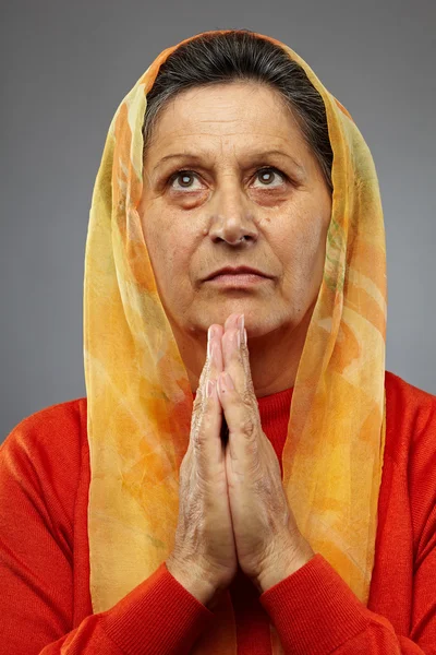 Vecchia donna che prega — Foto Stock