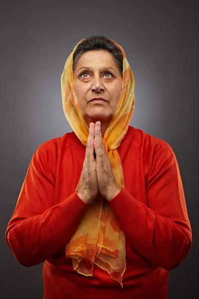 Stará žena se modlí — Stock fotografie