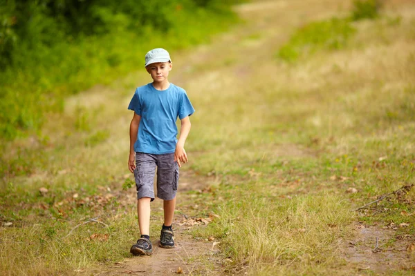 Junge geht im Wald spazieren — Stockfoto