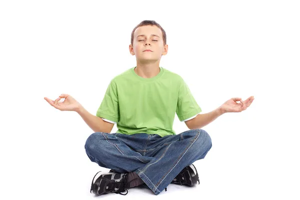 10 anos de idade menino meditando — Fotografia de Stock