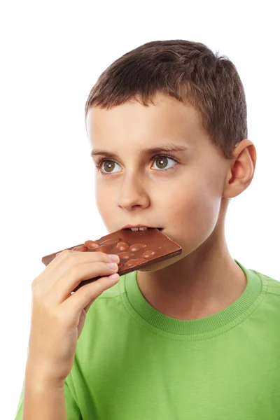 Garçon manger du chocolat aux amandes — Photo