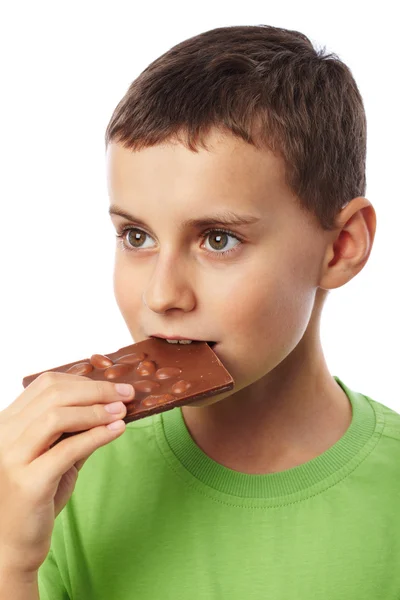 Chlapec jíst Čokoláda s mandlemi — Stock fotografie