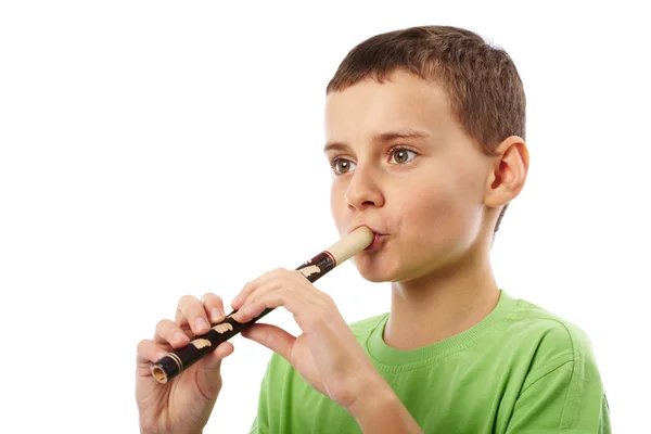 Мальчик играет на трубе — стоковое фото