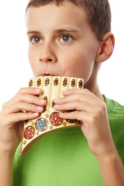 Jongen spelen panpipe — Stockfoto