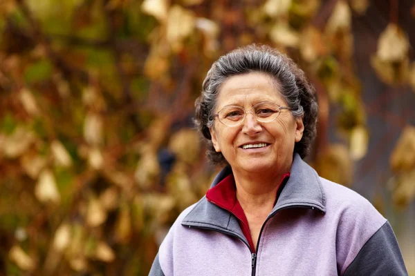 Vrolijke senior dame buiten — Stockfoto