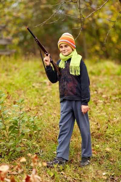 Garçon jouer avec jouet fusil de chasse — Photo