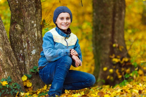 Boy v parku spadaného listí — Stock fotografie