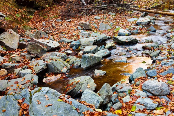 Creek stroomt tussen rotsen — Stockfoto