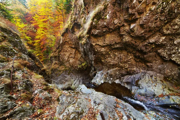 Cachoeira nas montanhas — Fotografia de Stock