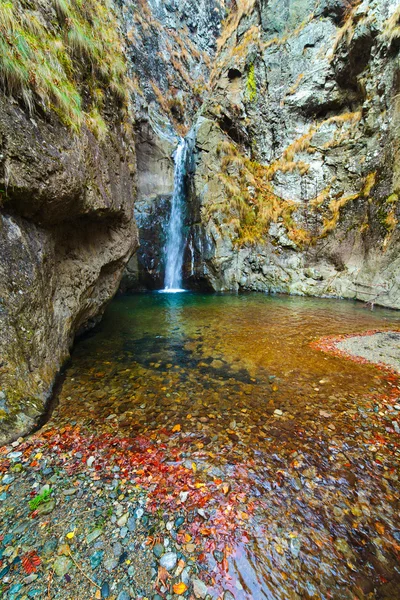 Cachoeira nas montanhas — Fotografia de Stock