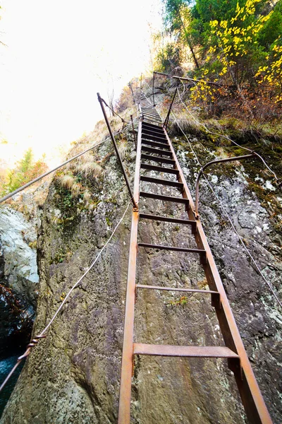 Escada enferrujada e instável na montanha — Fotografia de Stock