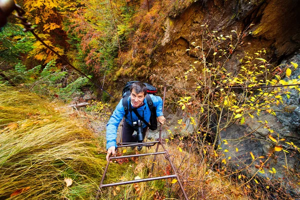 Mountaineer escalando a escada na montanha — Fotografia de Stock