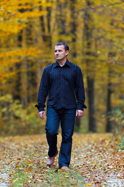 L'uomo che cammina nella foresta — Foto Stock