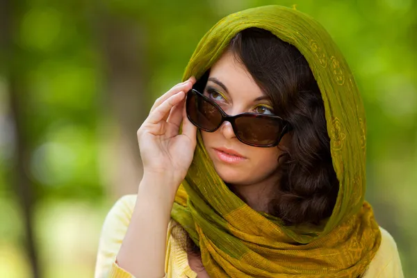 Mooie vrouw met zonnebril buiten — Stockfoto