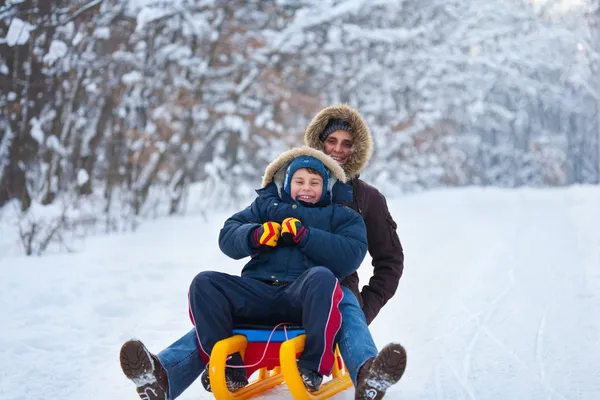 母亲和儿子在雪橇上 — 图库照片