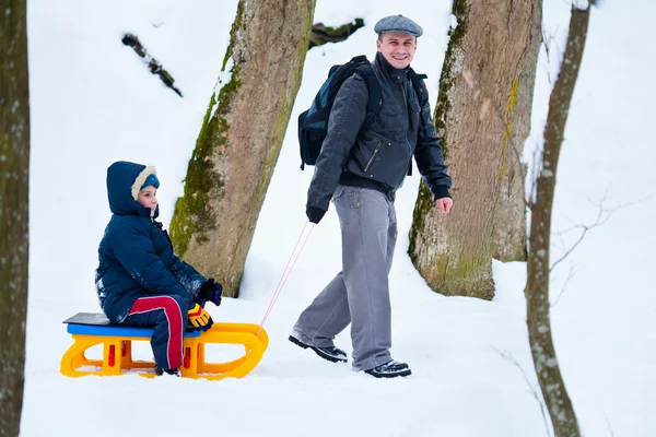 父亲和儿子一起雪橇 — 图库照片