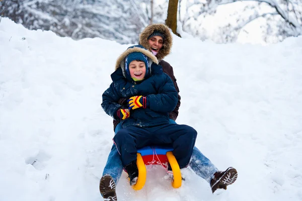 母亲和儿子在雪橇上 — 图库照片