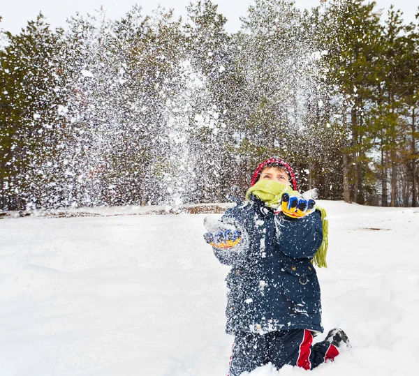 Kar ile oynayan mutlu çocuk — Stok fotoğraf