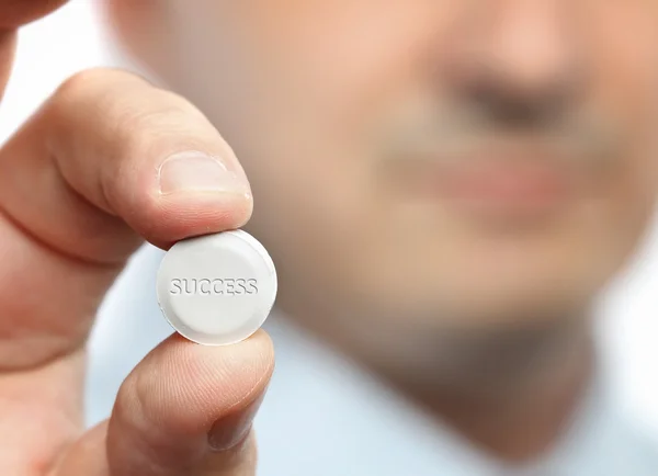 Uomo d'affari che offre pillola di successo — Foto Stock