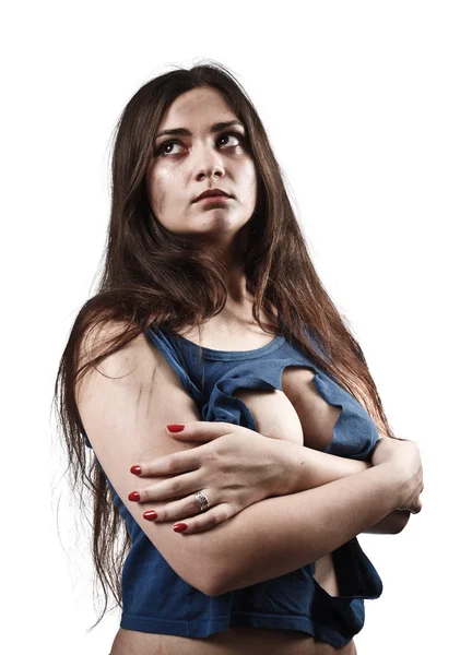 Сексуальная гранж-девушка в порванной футболке — стоковое фото