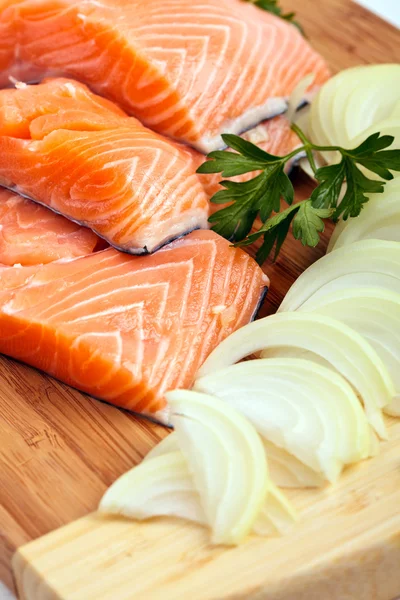 Filetes de salmão vermelho com condimentos — Fotografia de Stock