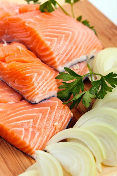 Filetes de salmón rojo con condimentos —  Fotos de Stock
