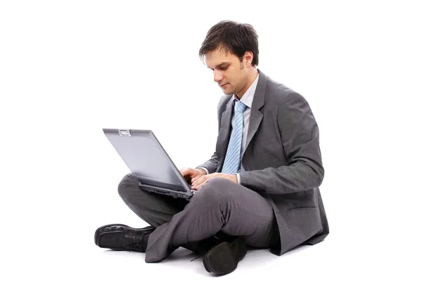 Jovem empresário digitando em um laptop — Fotografia de Stock