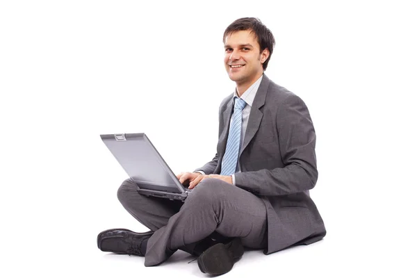 Jeune homme d'affaires tapant sur un ordinateur portable — Photo