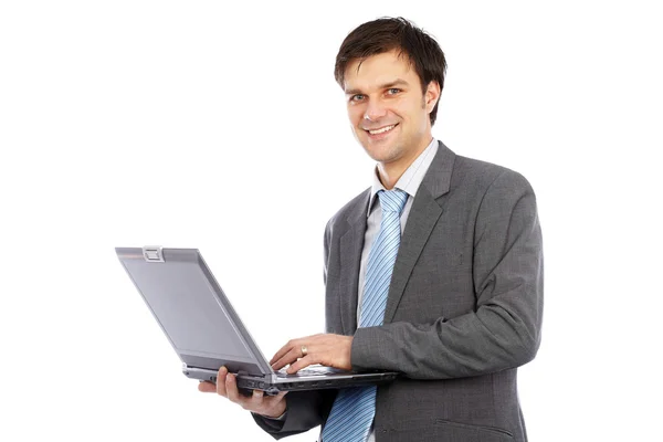 Jeune homme d'affaires tenant un ordinateur portable — Photo