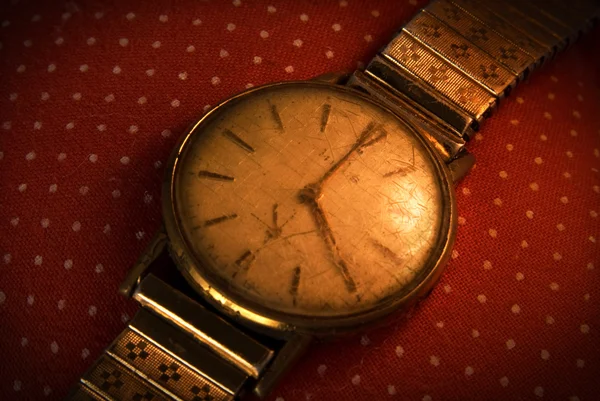 Винтажные золотые наручные часы . — стоковое фото