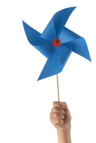 Детская рука с синей ветряной мельницей — стоковое фото