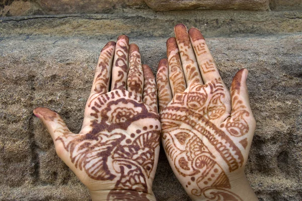 Mehandi namalované na dlaně — Stock fotografie
