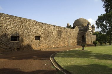 Barikatın arkasında gol gumbaz