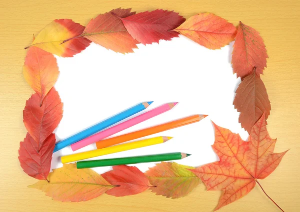 Folhas de outono lápis e folha de papel — Fotografia de Stock