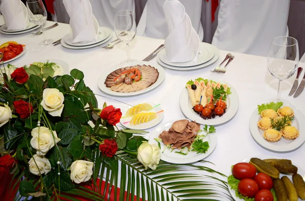 Served table with the flowers — Stock Photo, Image