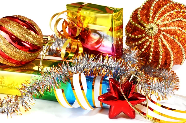 Подарки с украшениями на Новый год и Рождество — стоковое фото