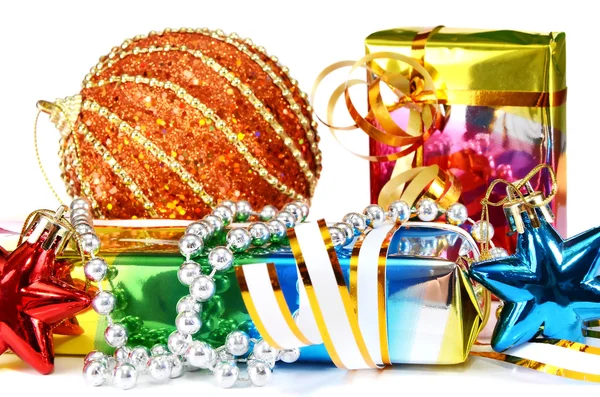 Geschenke mit Dekorationen für Neujahr und Weihnachten — Stockfoto