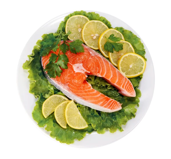 Steki z czerwona ryba z cytryną i natką pietruszki w naczyniu — Zdjęcie stockowe